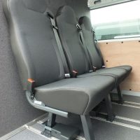 Sicom2 in Opel Movano mit Schnellverschluss auf Teilaluboden mit Trennwand