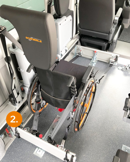 Die ausklappbare Kopf- und Rückenstütze schützt den Rollstuhlfahrer zuverlässig im Falle eines Aufpralls.