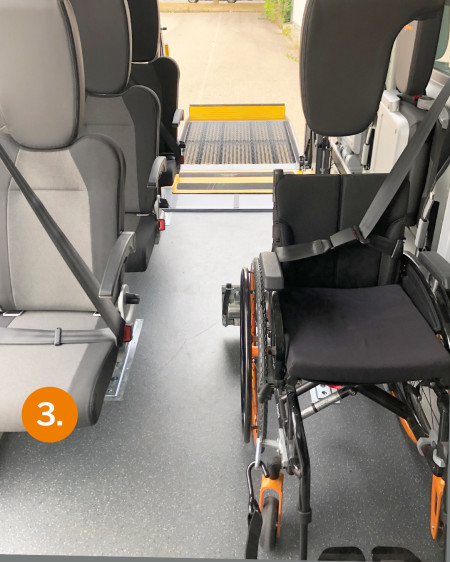Passagiere mit und auch ohne Rollstuhl finden mit der RolliBox® immer einen Sitzplatz und auch für den Lastentransport ist schnell Platz geschaffen.